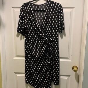 Fashionable Black and White Patterned V-Neck Banana Republic Dress Women’s L